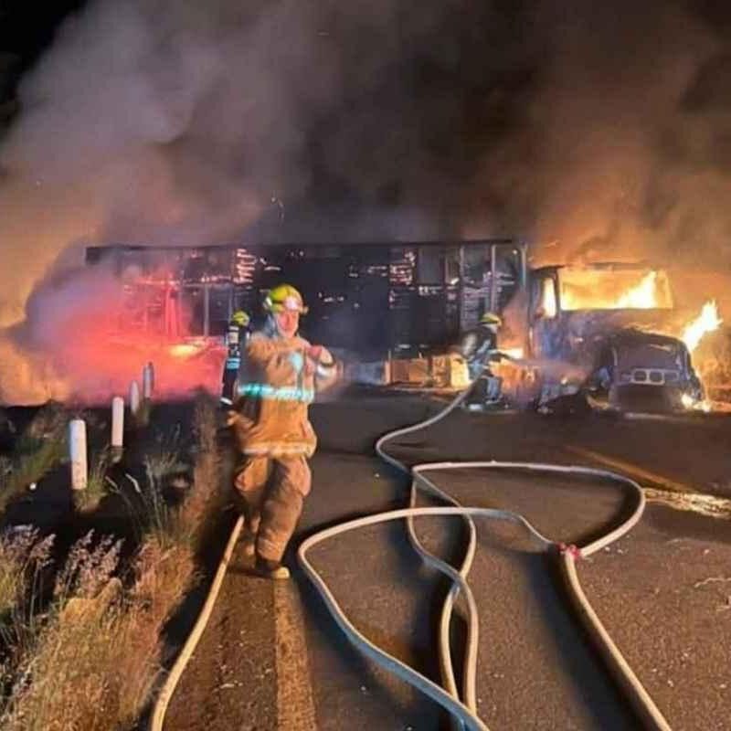 Tres tráilers incendiados y vehículos baleados en Michoacán