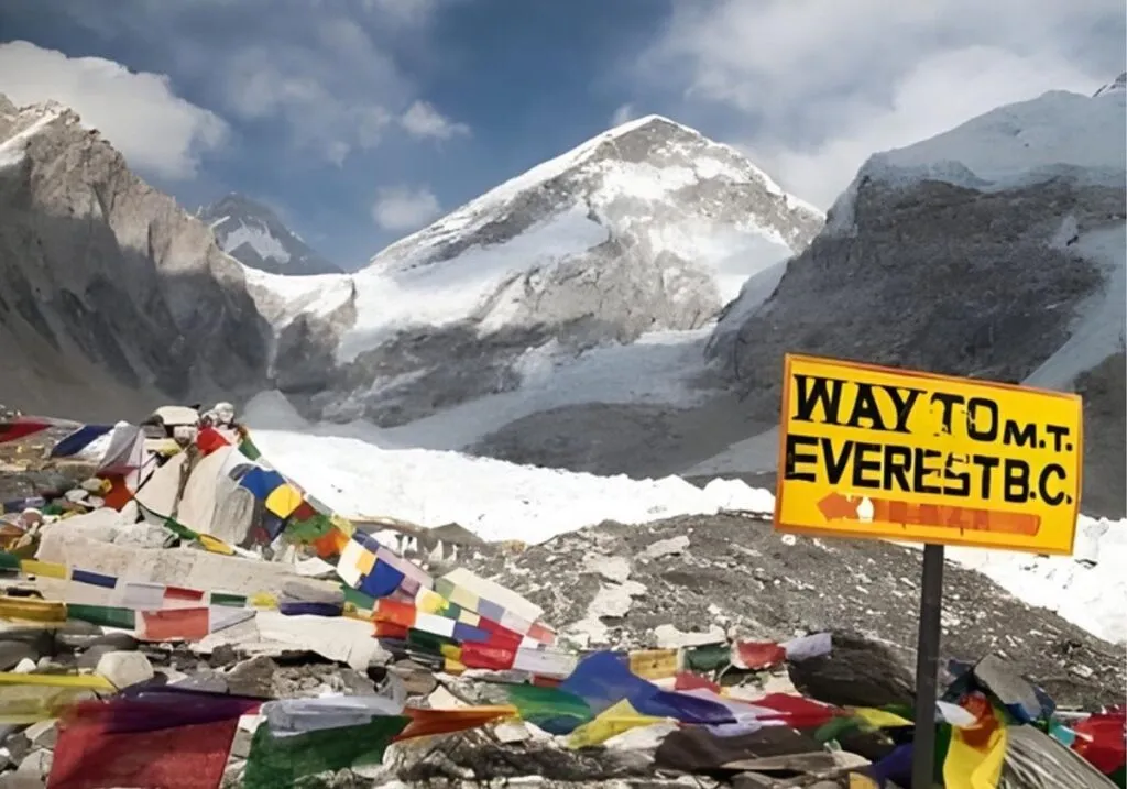 Una tormenta de nieve en el Monte Everest deja a cientos de alpinistas atrapados