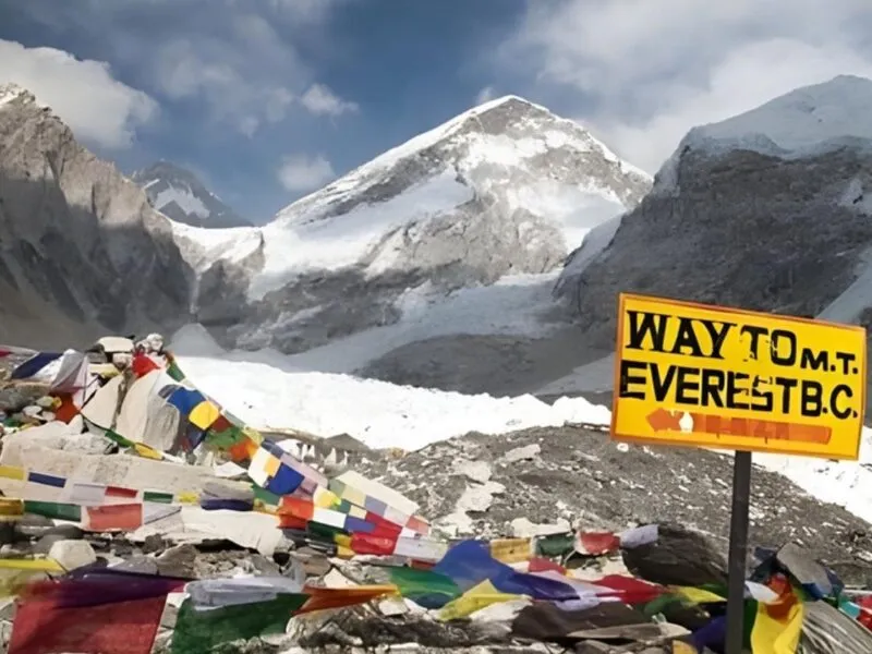 Una tormenta de nieve en el Monte Everest deja a cientos de alpinistas atrapados