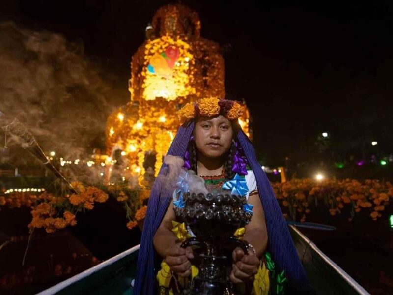 Urandén da inicio a la celebración de Noche de Muertos con la mágica iluminación de sus canales