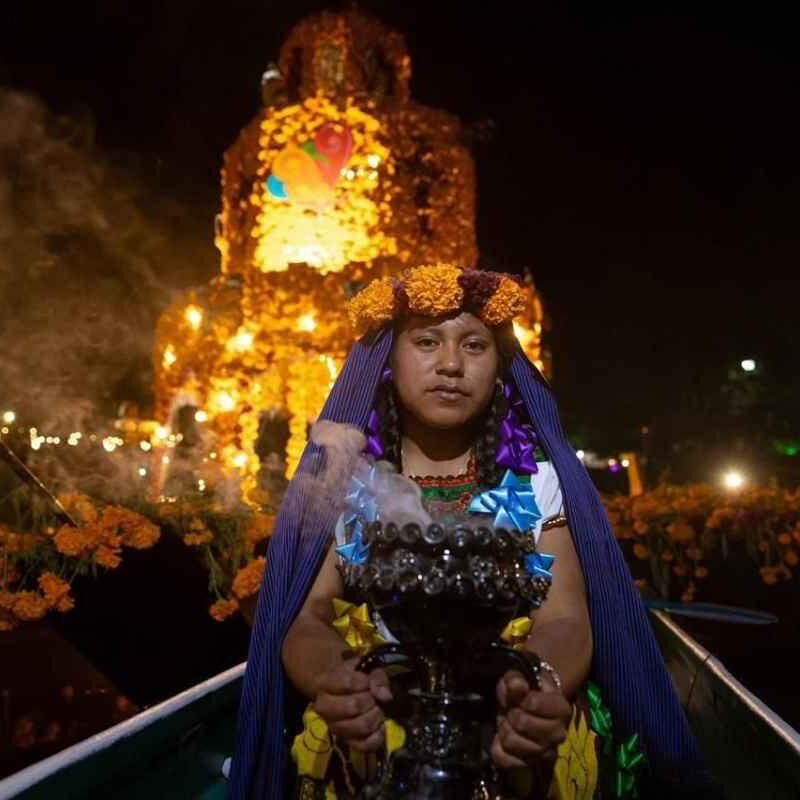 Urandén da inicio a la celebración de Noche de Muertos con la mágica iluminación de sus canales