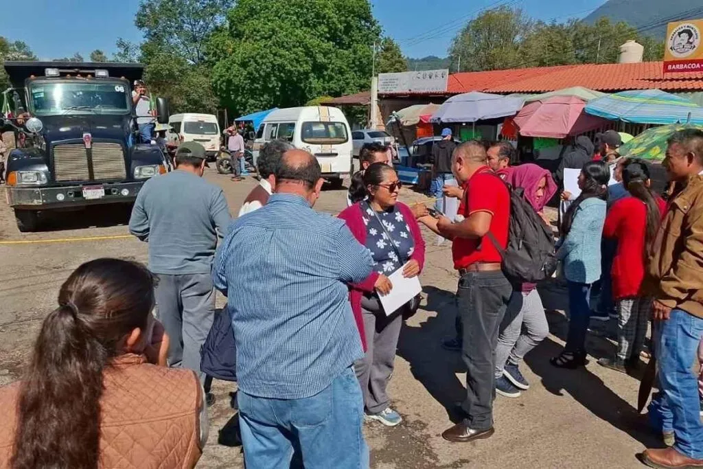 Vecinos y padres bloquean carretera en San Felipe, Zitácuaro, por seguridad en secundaria