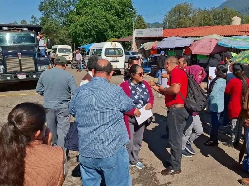 Vecinos y padres bloquean carretera en San Felipe, Zitácuaro, por seguridad en secundaria