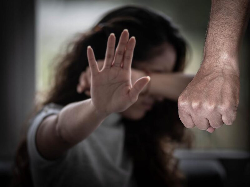 Violencia familiar afecta a 8.5% de hogares urbanos; 24% fue contra menores