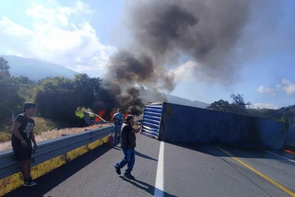 Volcadura de tráiler en autopista Pátzcuaro Copandaro
