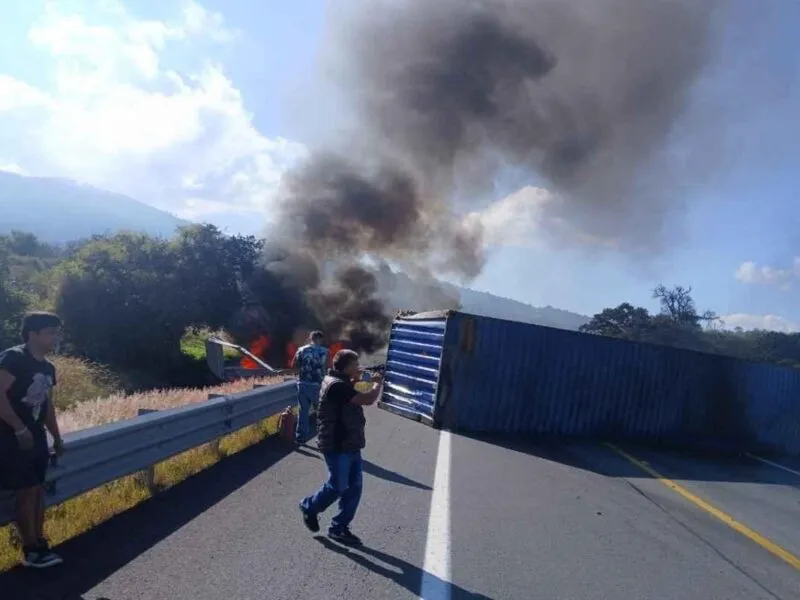 Volcadura de tráiler en autopista Pátzcuaro Copandaro