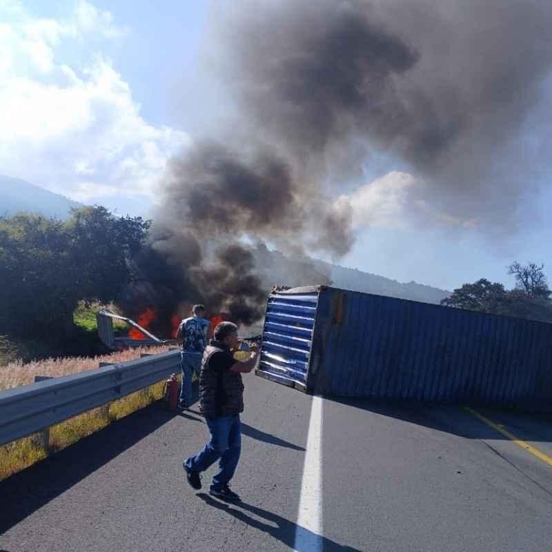 Tráiler se incendia tras aparatosa volcadura en la autopista Pátzcuaro–Copándaro,en Michoacán