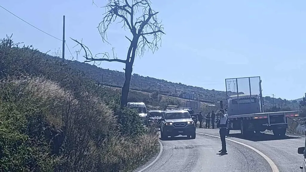 Vuelca tráiler en la Morelia-Quiroga; conductor no padeció heridas de gravedad-1