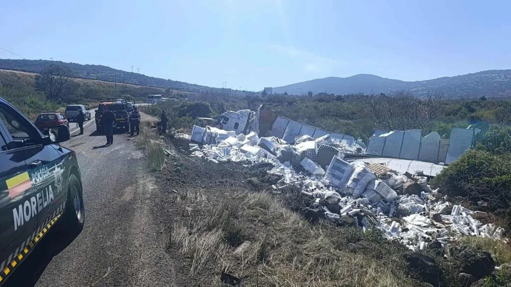 Vuelca tráiler en la Morelia-Quiroga; conductor no padeció heridas de gravedad
