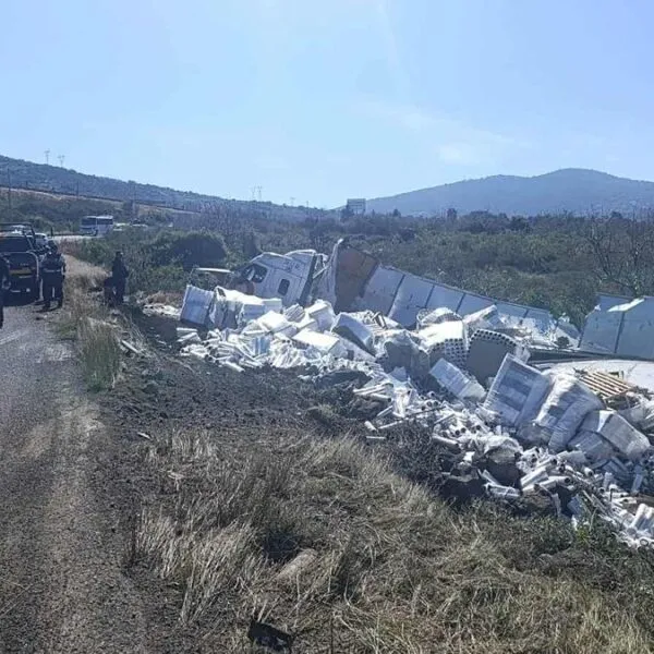 Vuelca tráiler en la Morelia-Quiroga; conductor no padeció heridas de gravedad