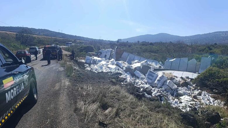 Vuelca tráiler en la Morelia-Quiroga; conductor no padeció heridas de gravedad