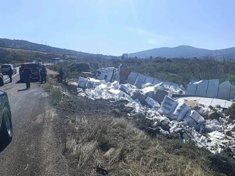 Vuelca tráiler en la Morelia-Quiroga; conductor no padeció heridas de gravedad