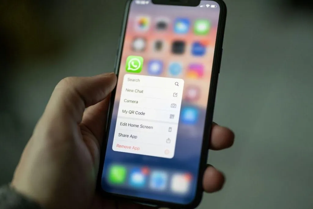 WhatsApp Liquid Glass: cómo activar el nuevo diseño transparente en iOS 26