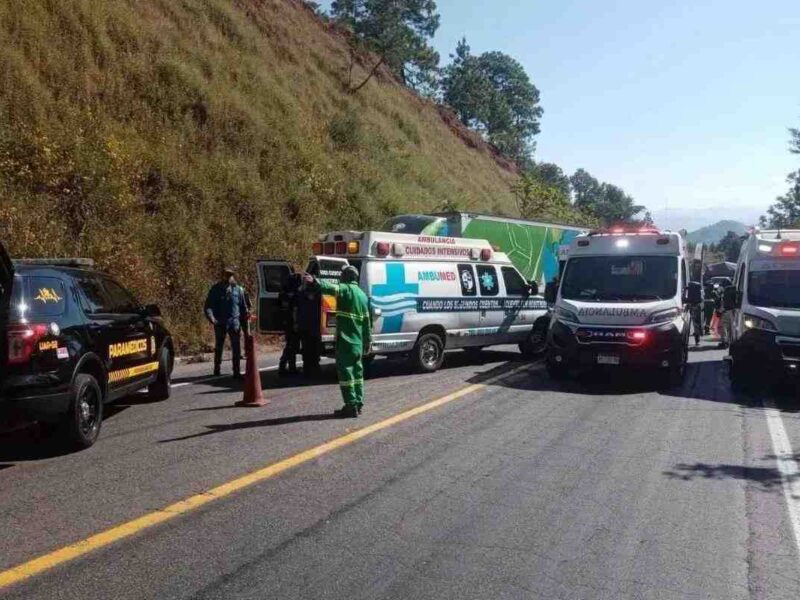 Un lamentable accidente entre una camioneta y un tráiler en la autopista Siglo XXI, tramo Uruapan-Pátzcuaro, dejó un hombre muerto y dos lesionados esta mañana