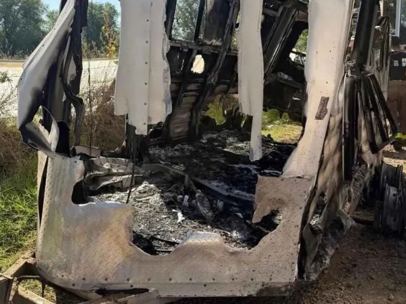 Bomberos y Protección Civil sofocaron un incendio que arrasó con un almacén de forraje en Tangancícuaro, Michoacán, ocasionando serias pérdidas materiales y daños a vehículos