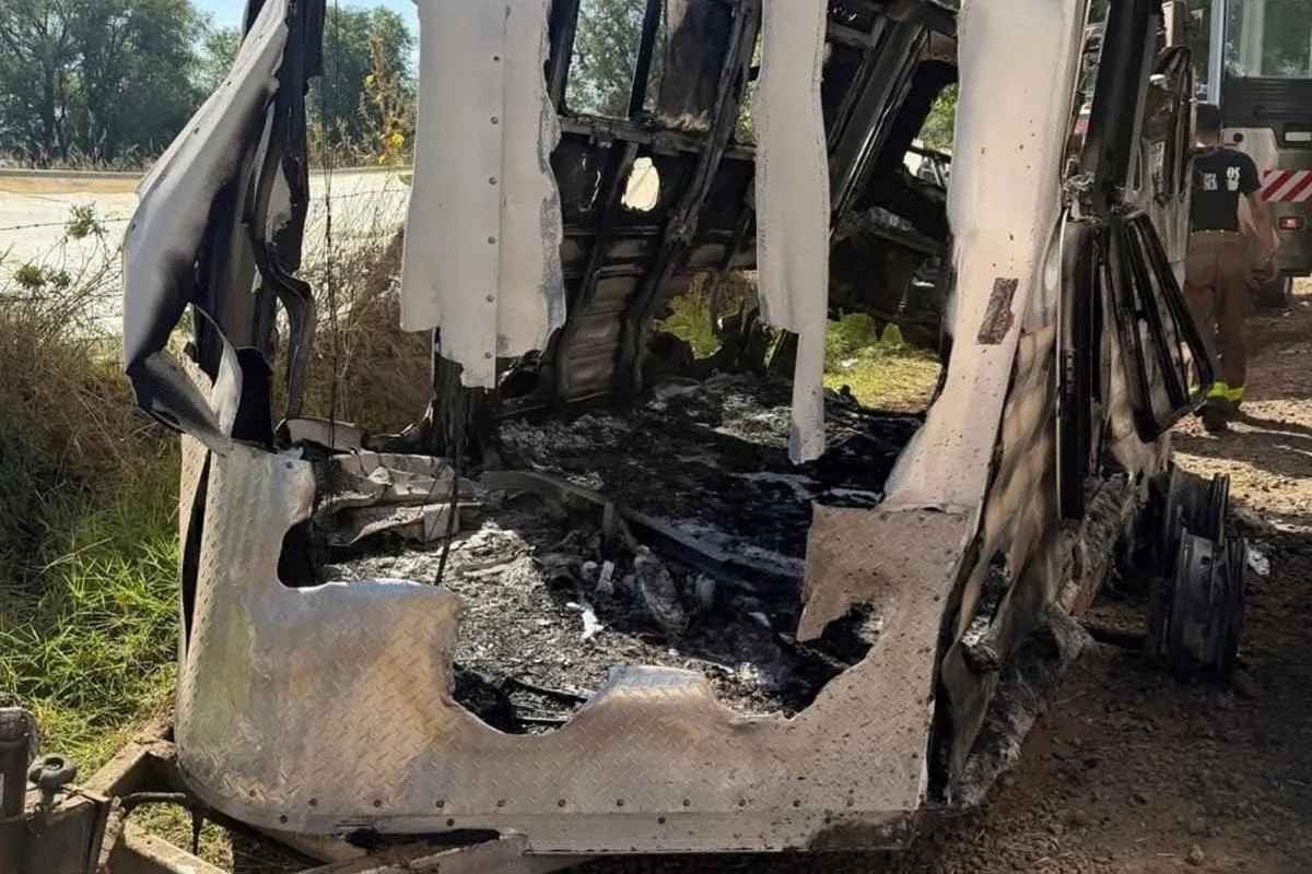 Bomberos y Protección Civil sofocaron un incendio que arrasó con un almacén de forraje en Tangancícuaro, Michoacán, ocasionando serias pérdidas materiales y daños a vehículos