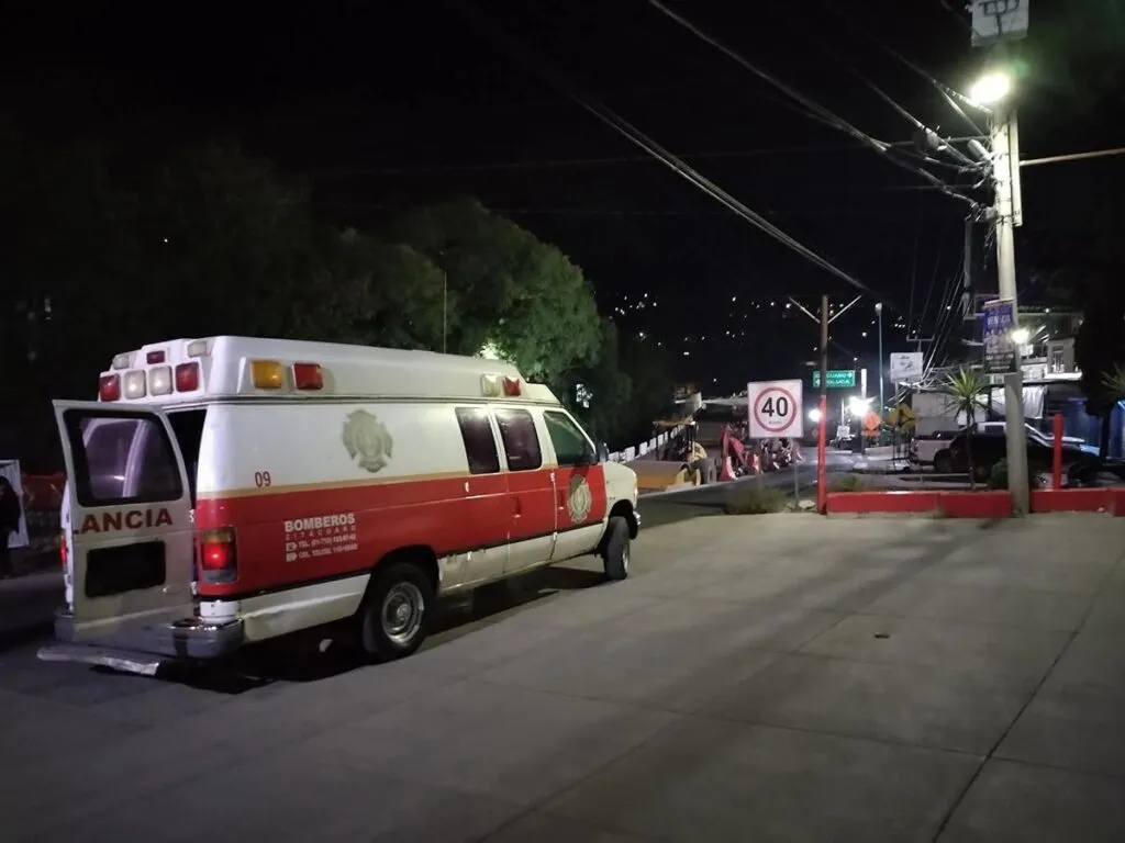 Accidente vehicular en Zitácuaro deja a dos personas lesionadas