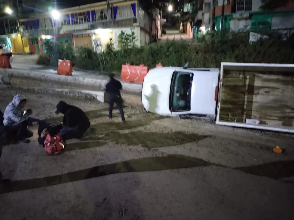 Accidente vehicular en Zitácuaro deja a dos personas lesionadas-2