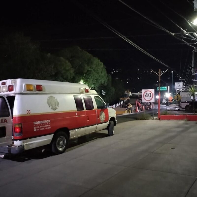 Accidente vehicular en Zitácuaro deja a dos personas lesionadas