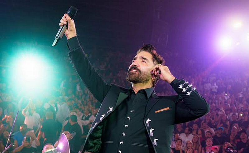 Alejandro Fernández genera polémica en Querétaro por conductas extrañas durante su concierto