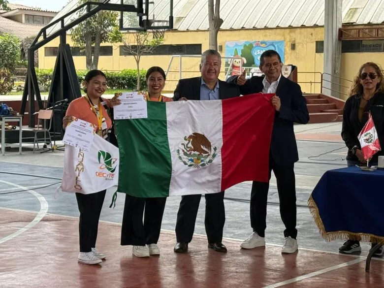 Alumnas del Cecytem Penjamillo ganan oro internacional con su proyecto científico en Perú