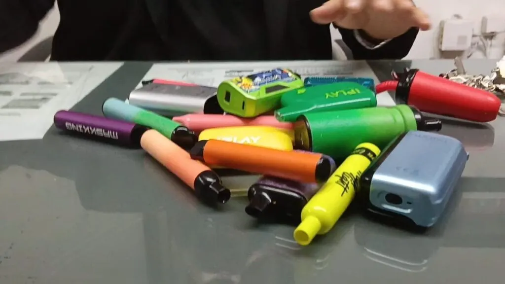 alumnos en riesgo por vapeadores en secundarias de Morelia