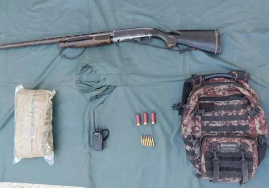 Asegurados dos hombres, un arma de fuego y droga en Apatzingán