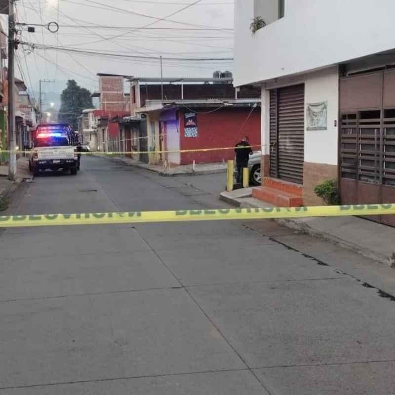 Asesinan a conductor dentro de su camioneta en la colonia 18 de Marzo de Uruapan, Michoacán