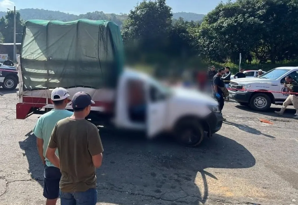 Asesinan a dos hombres abordo de camioneta en Chilchota