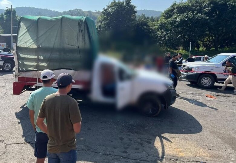 Asesinan a dos hombres abordo de camioneta en Chilchota
