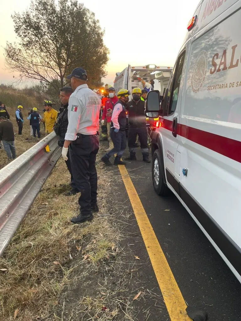 Atiende CRUM volcadura de autobús en la carretera Morelia-Pátzcuaro-1