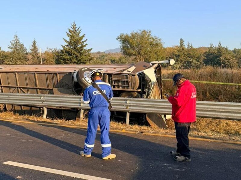 Atiende CRUM volcadura de autobús en la carretera Morelia-Pátzcuaro