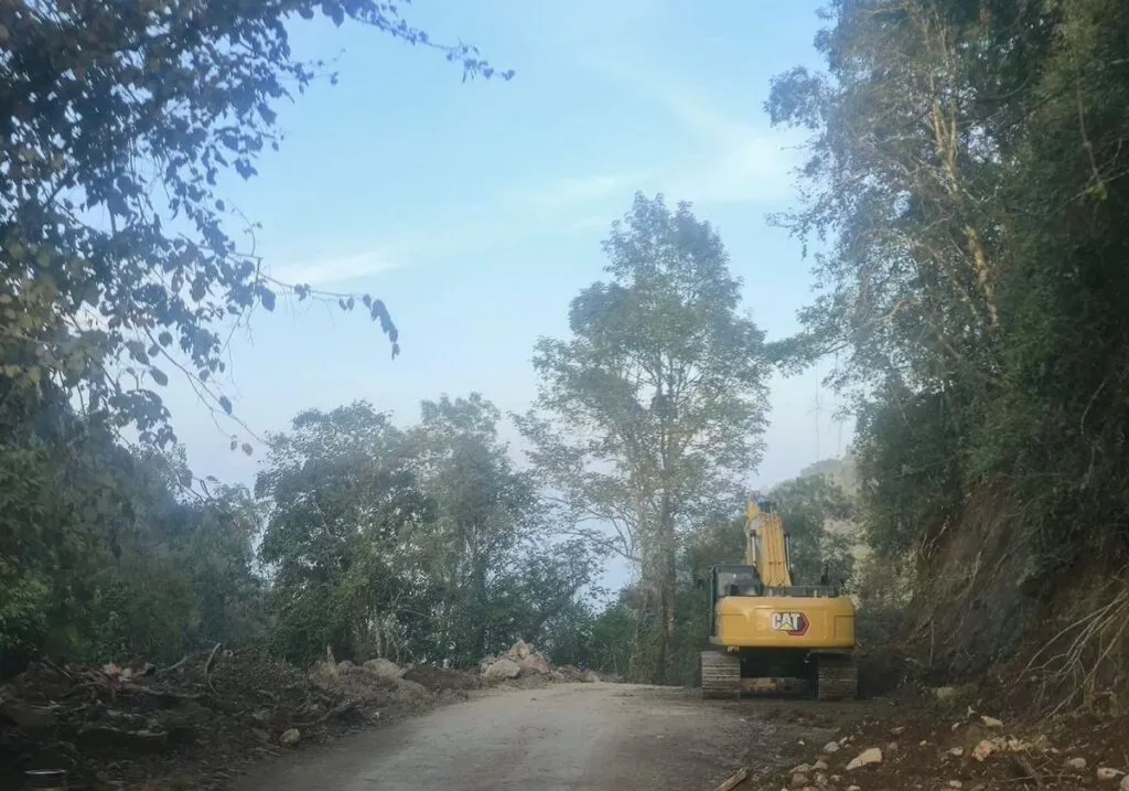 Avanza al 80 % segunda etapa del camino Aguililla-Dos Aguas