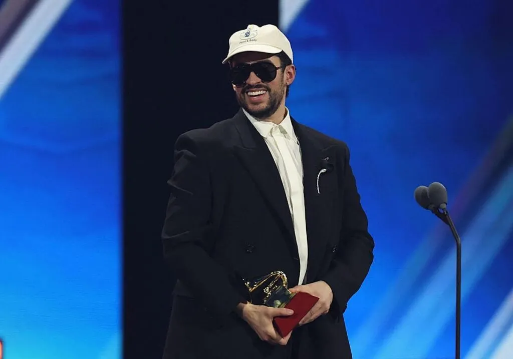 Bad Bunny arrasa en los Latin Grammy 2025: una noche de gloria, emociones y controversias