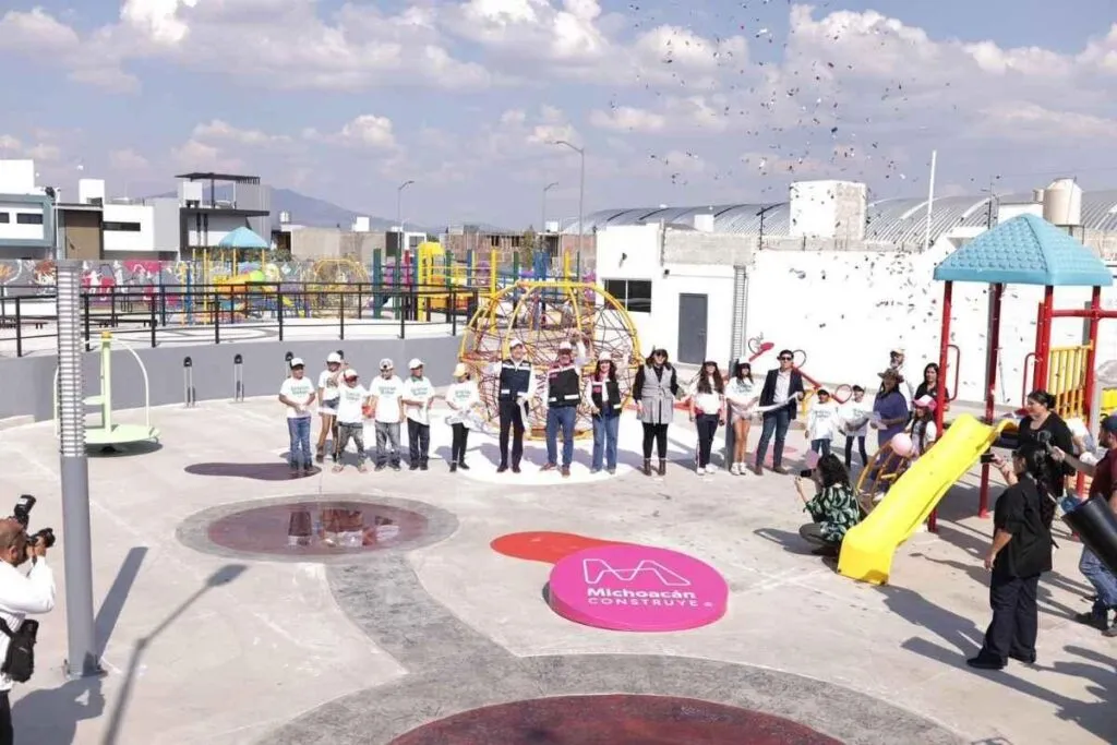 Bedolla inaugura parque infantil en Zamora, Michoacán