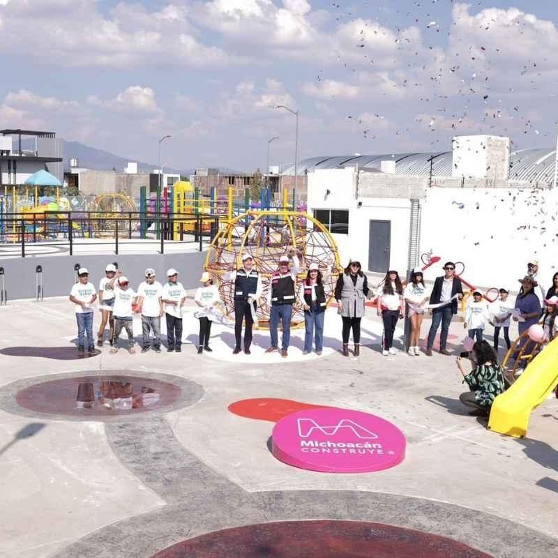 Bedolla inaugura parque infantil en Zamora, Michoacán