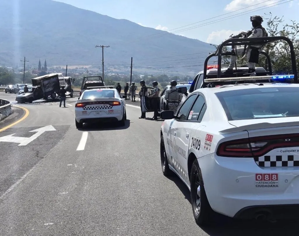 bloqueos carreteros quema vehículos Michoacán 1