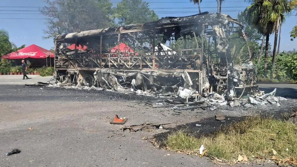 bloqueos carreteros quema vehículos Michoacán