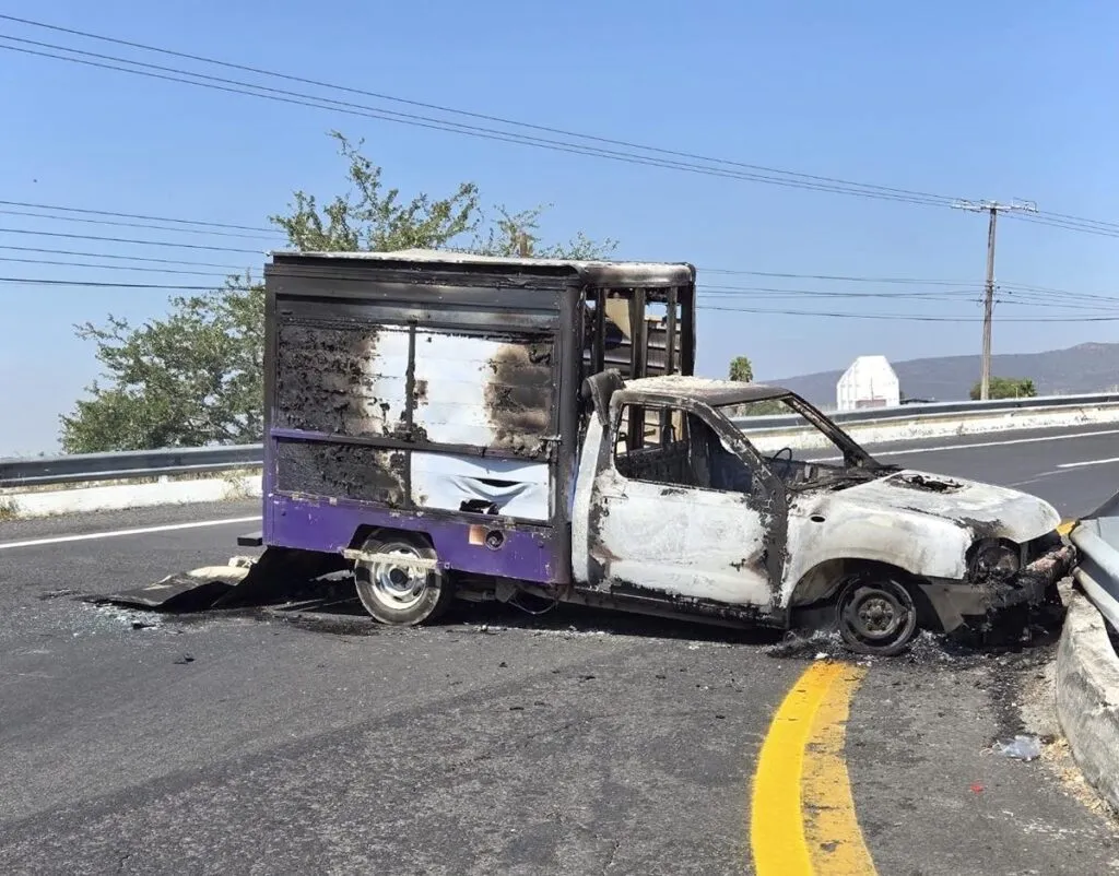 bloqueos carreteros quema vehículos Michoacán 2