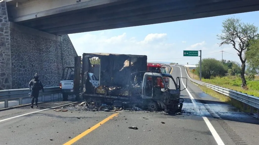bloqueos carreteros quema vehículos Michoacán 3