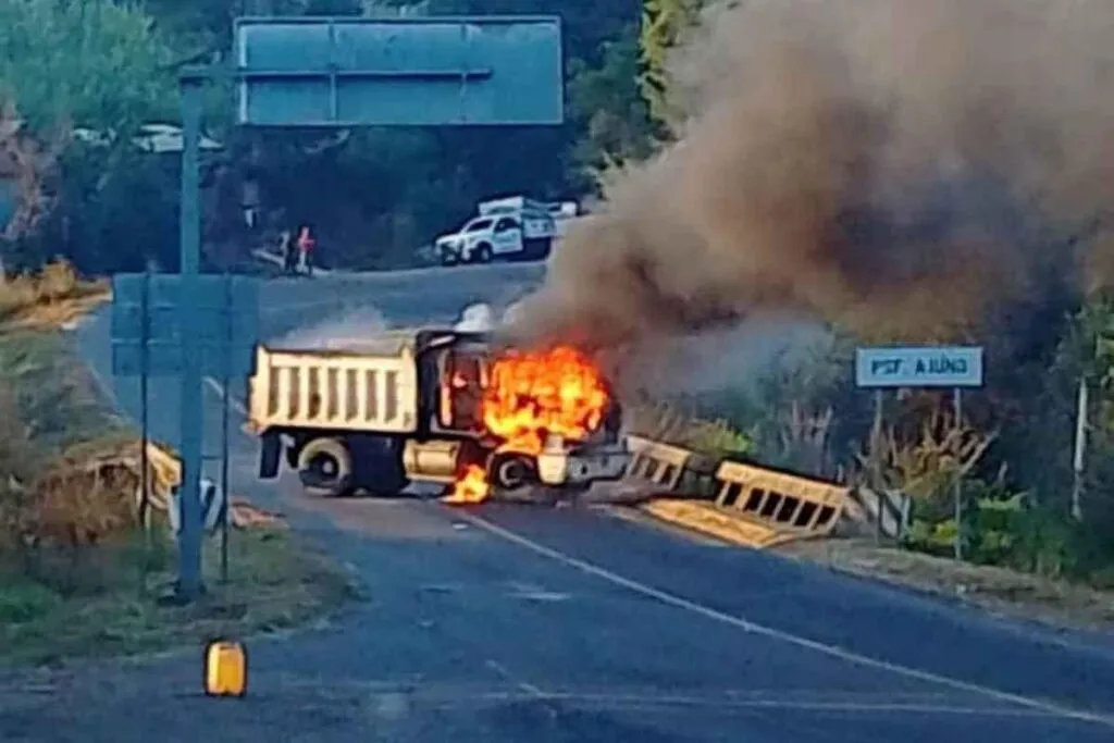 Bloqueos y quema de vehículos en Michoacán hoy