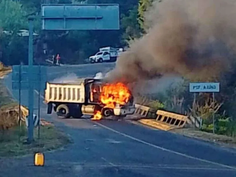 Violencia sacude Michoacán: quema de vehículos y bloqueos tras enfrentamiento armado