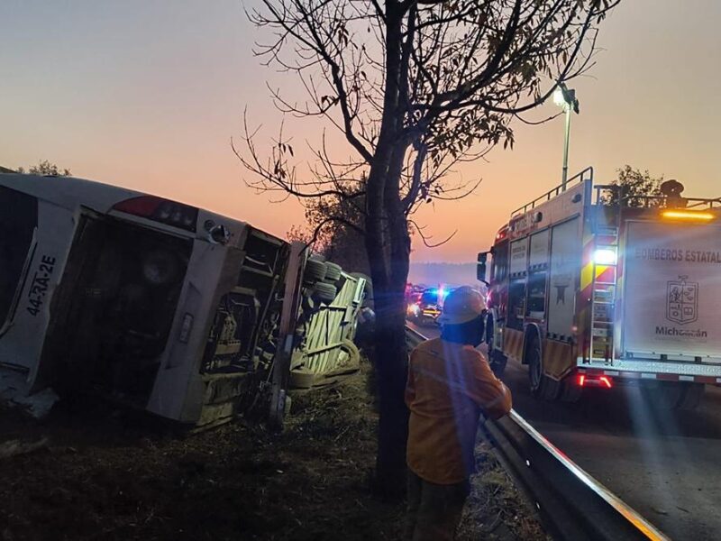 Gobierno de Michoacán brinda apoyo a los afectados por accidente de pasajeros