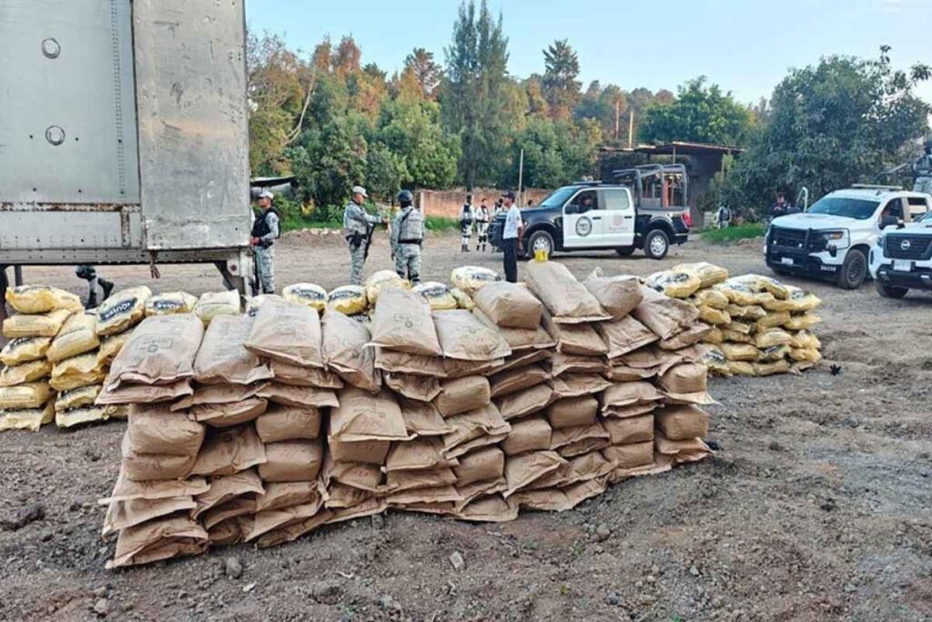 Caen 5 toneladas de químicos para droga sintética en retén de la GN en Uruapan, Michoacán-2