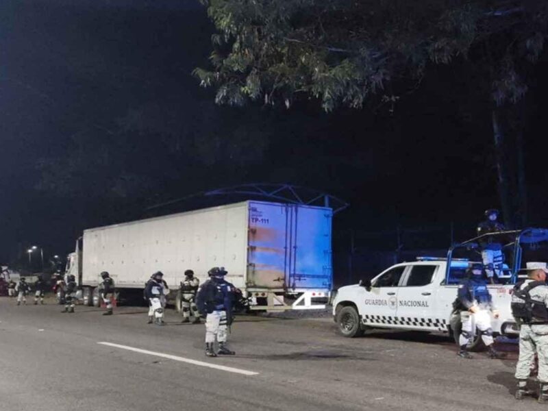 Caen 5 toneladas de químicos para droga sintética en retén de la GN en Uruapan, Michoacán