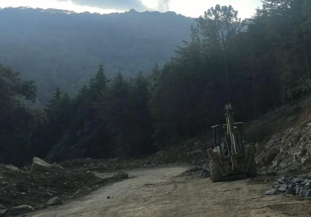 camino Aguililla-Dos Aguas presenta avance del 80 por ciento