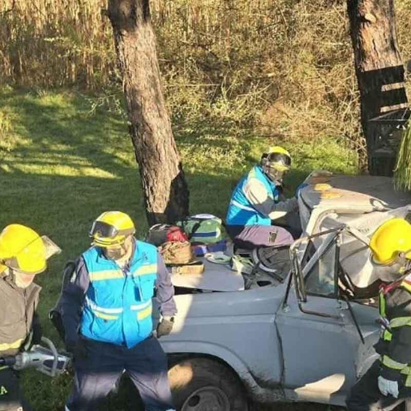 Camioneta sufre volcadura tras chocar con una vaca en la autopista Siglo XXI; deja 2 heridos