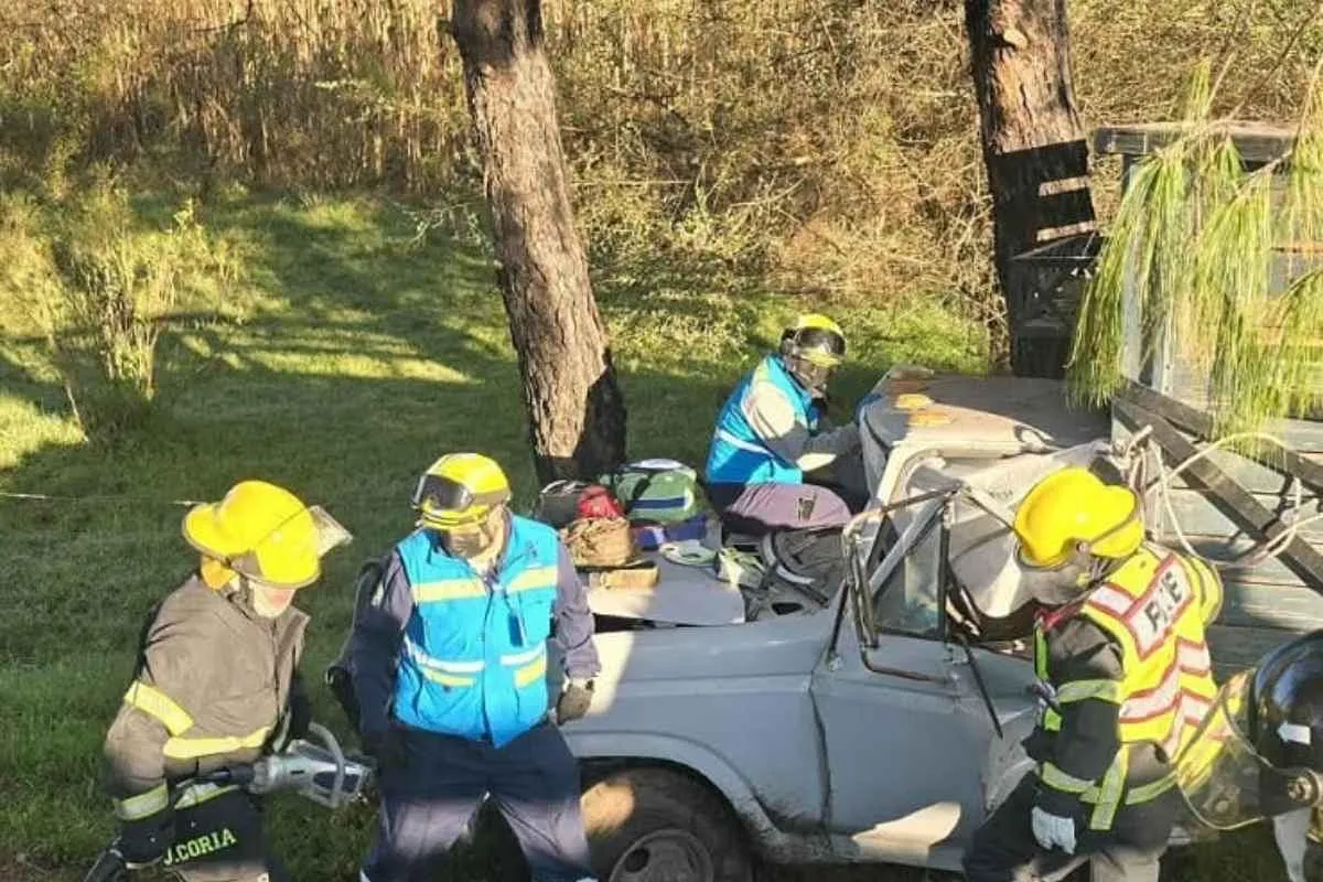 Camioneta sufre volcadura tras chocar con una vaca en la autopista Siglo XXI; deja 2 heridos