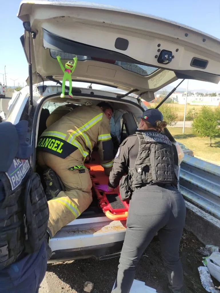 Carambola en Morelia deja a personas lesionadas y los vehículos destrozados