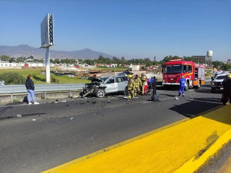 Carambola en Morelia deja a tres personas lesionadas y los vehículos destrozados